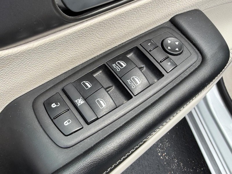 Chrysler Pacifica Vehicle Full-screen Gallery Image 16