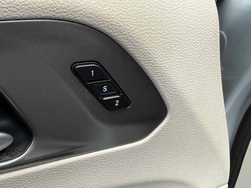 Chrysler Pacifica Vehicle Full-screen Gallery Image 17