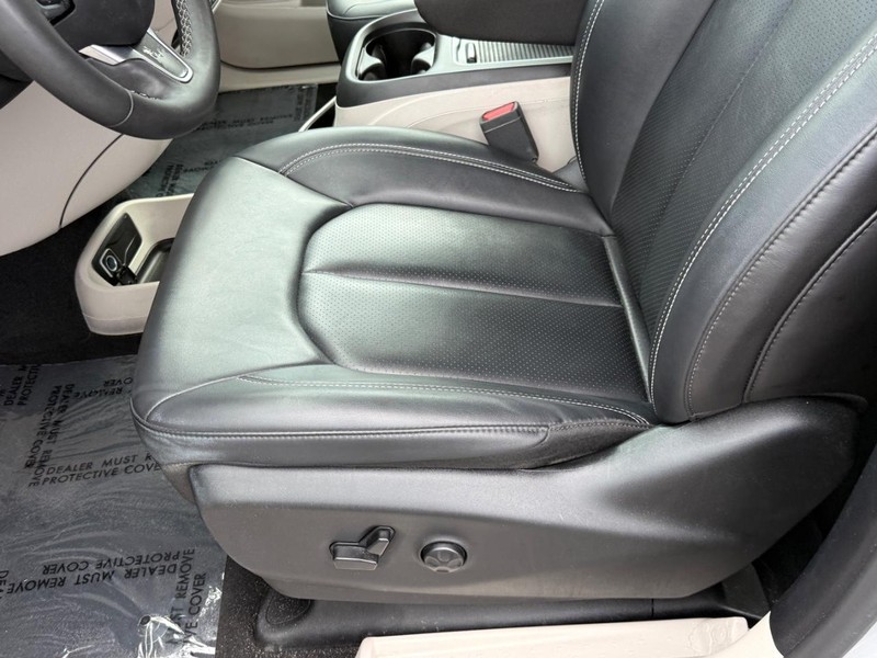 Chrysler Pacifica Vehicle Full-screen Gallery Image 18