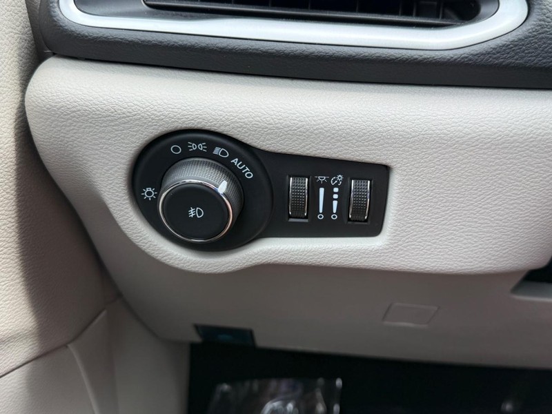 Chrysler Pacifica Vehicle Full-screen Gallery Image 19