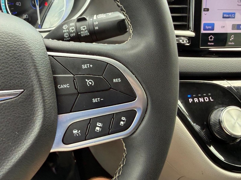 Chrysler Pacifica Vehicle Full-screen Gallery Image 21