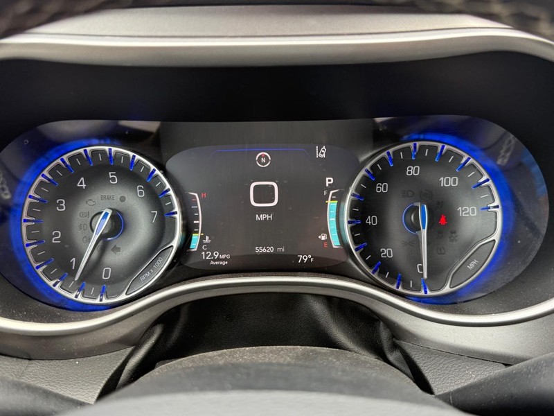 Chrysler Pacifica Vehicle Full-screen Gallery Image 22