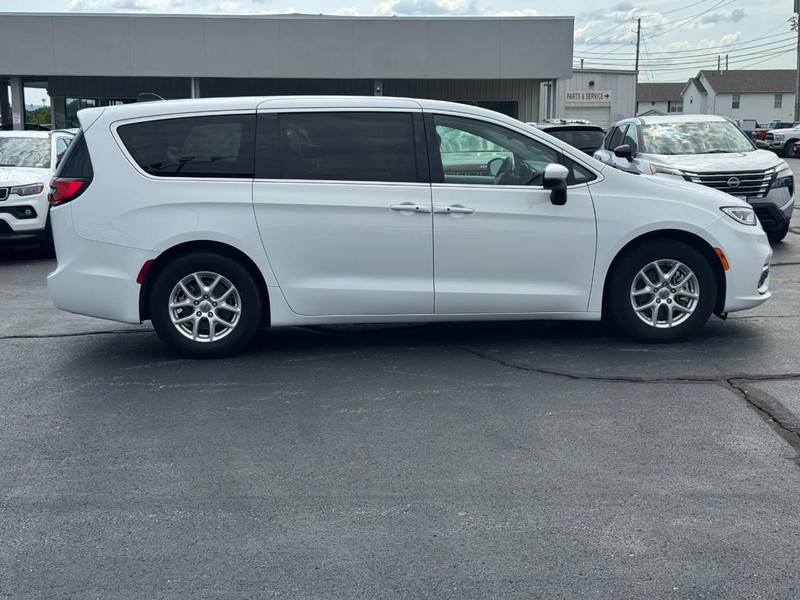 Chrysler Pacifica Vehicle Full-screen Gallery Image 2