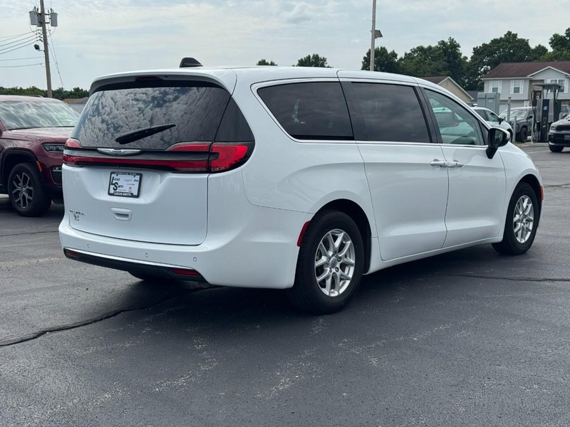 Chrysler Pacifica Vehicle Full-screen Gallery Image 3