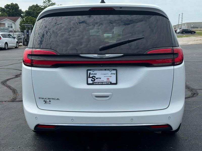 Chrysler Pacifica Vehicle Full-screen Gallery Image 4