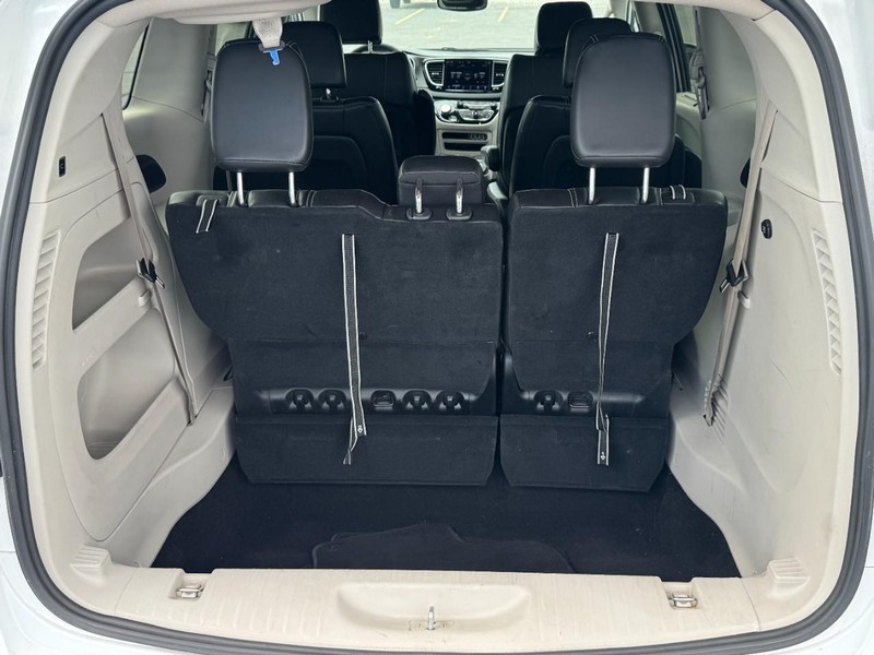 Chrysler Pacifica Vehicle Full-screen Gallery Image 5