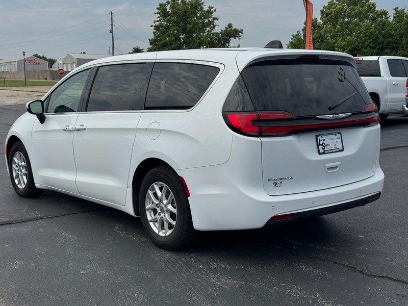 Chrysler Pacifica Vehicle Full-screen Gallery Image 6