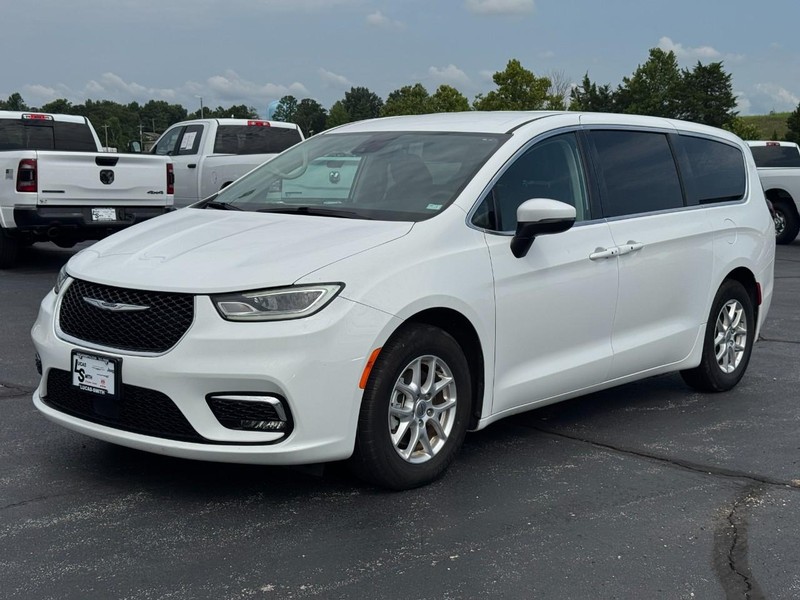 Chrysler Pacifica Vehicle Full-screen Gallery Image 8
