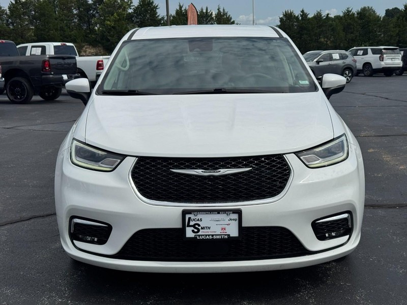 Chrysler Pacifica Vehicle Full-screen Gallery Image 9