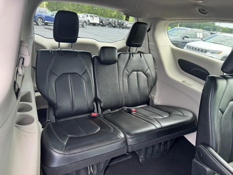 Chrysler Pacifica Vehicle Full-screen Gallery Image 10