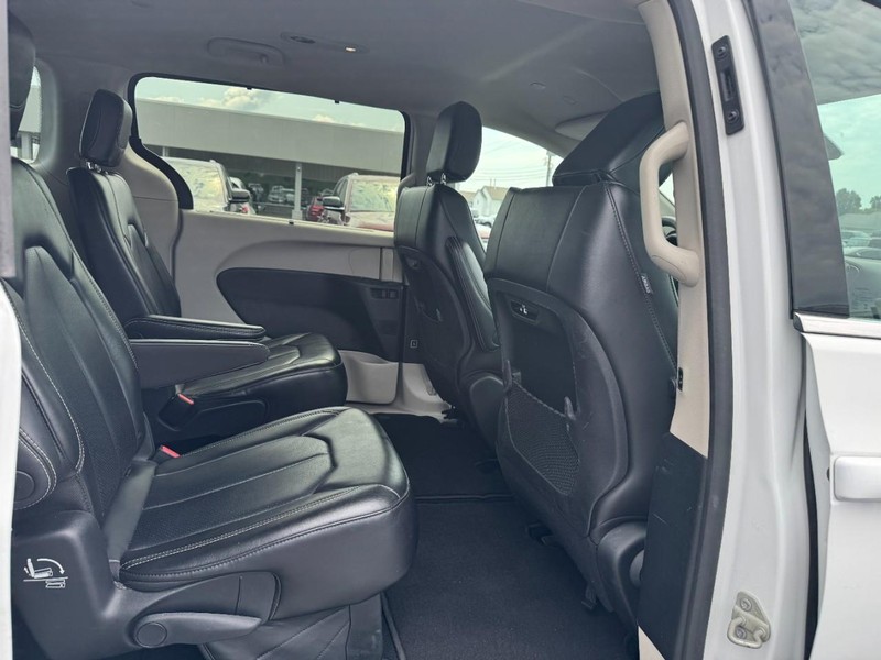 Chrysler Pacifica Vehicle Full-screen Gallery Image 11