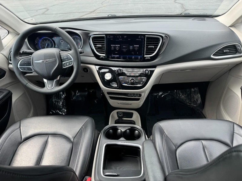 Chrysler Pacifica Vehicle Full-screen Gallery Image 12