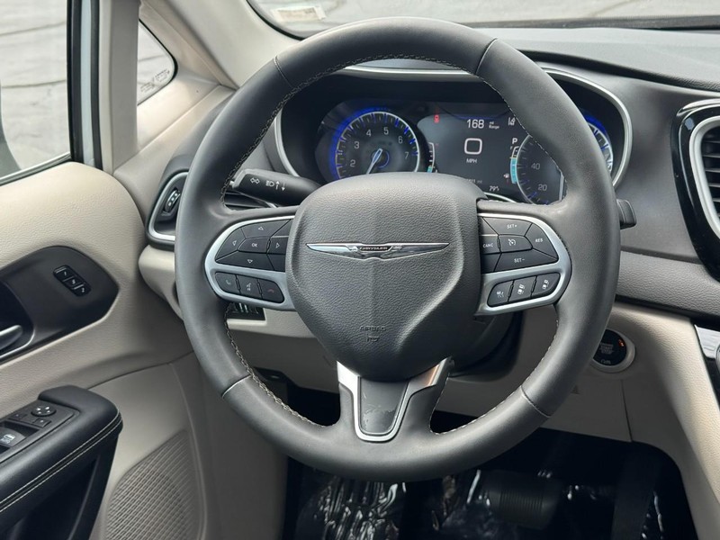 Chrysler Pacifica Vehicle Full-screen Gallery Image 13