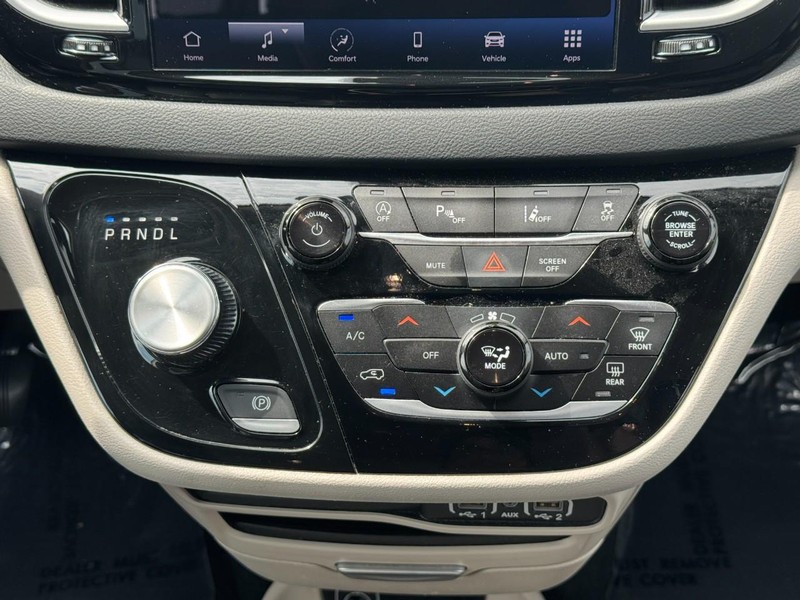 Chrysler Pacifica Vehicle Full-screen Gallery Image 15