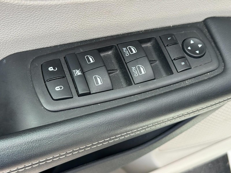 Chrysler Pacifica Vehicle Full-screen Gallery Image 16