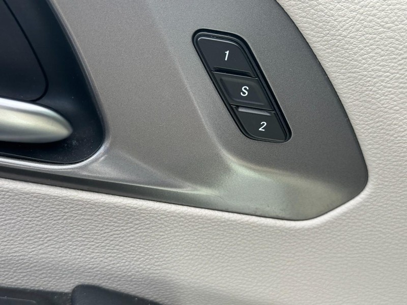 Chrysler Pacifica Vehicle Full-screen Gallery Image 17