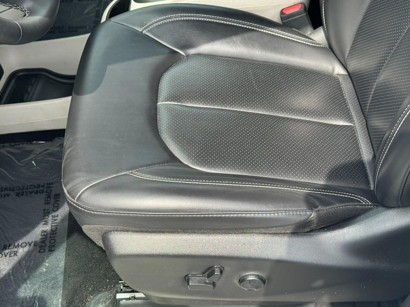 Chrysler Pacifica Vehicle Full-screen Gallery Image 18