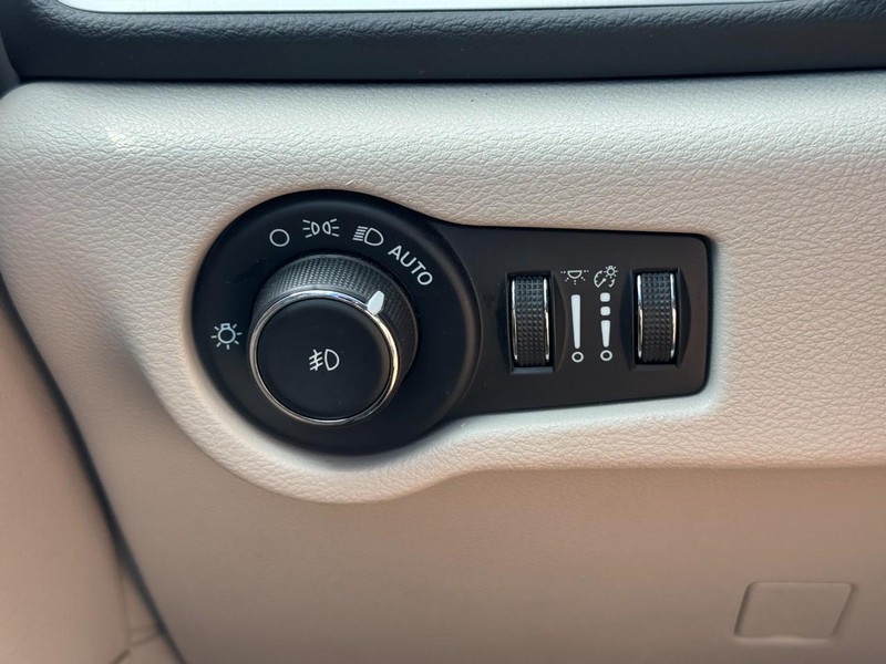 Chrysler Pacifica Vehicle Full-screen Gallery Image 19