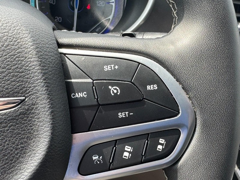 Chrysler Pacifica Vehicle Full-screen Gallery Image 21