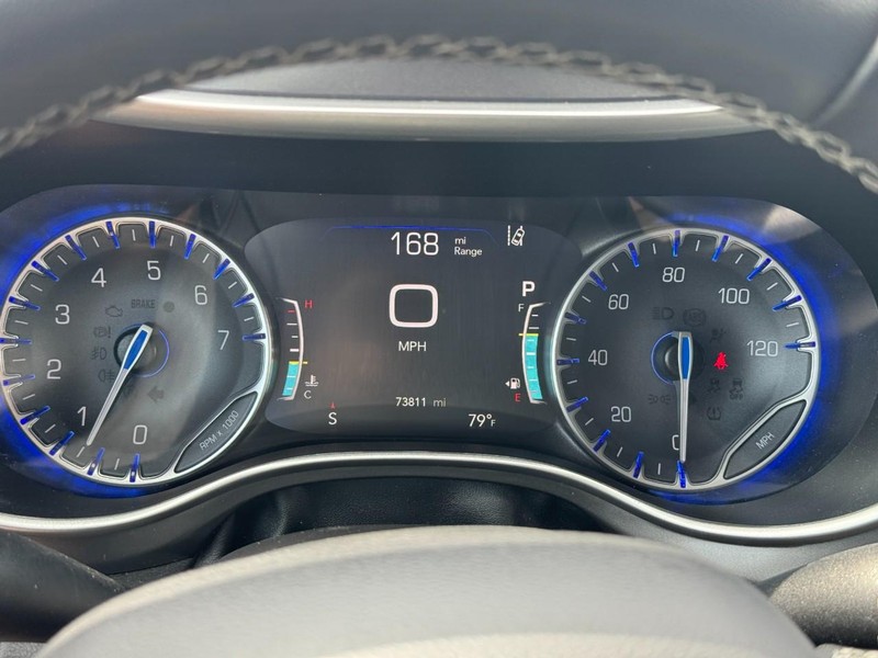Chrysler Pacifica Vehicle Full-screen Gallery Image 22