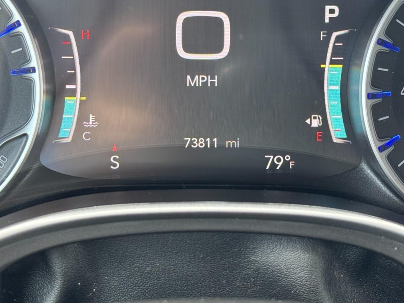 Chrysler Pacifica Vehicle Full-screen Gallery Image 23