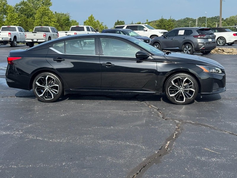 Nissan Altima Vehicle Full-screen Gallery Image 2