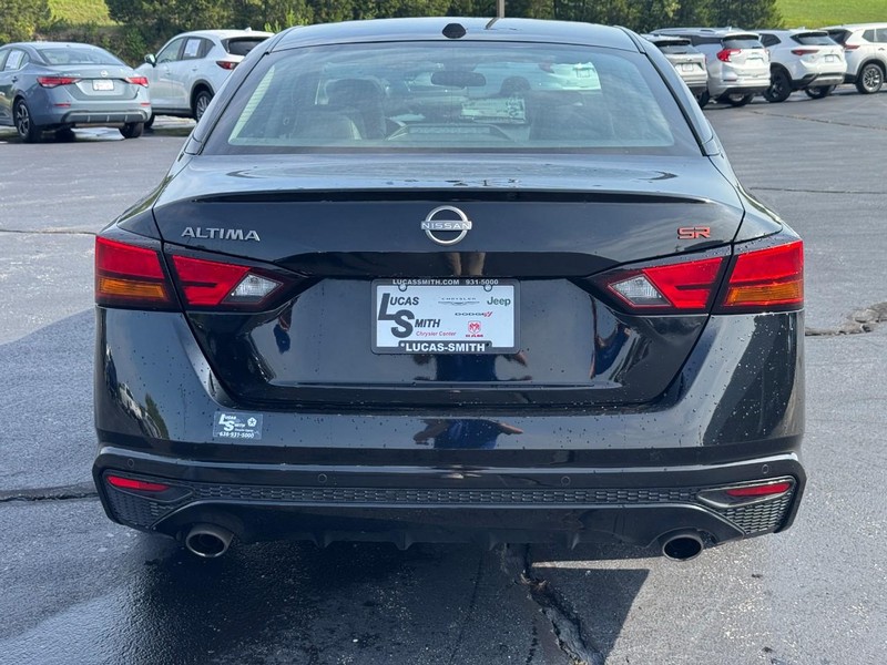 Nissan Altima Vehicle Full-screen Gallery Image 3