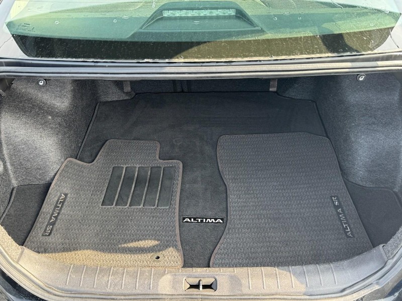 Nissan Altima Vehicle Full-screen Gallery Image 5