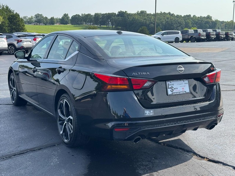 Nissan Altima Vehicle Full-screen Gallery Image 6