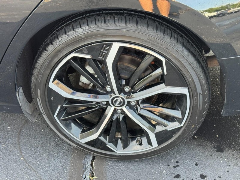 Nissan Altima Vehicle Full-screen Gallery Image 7