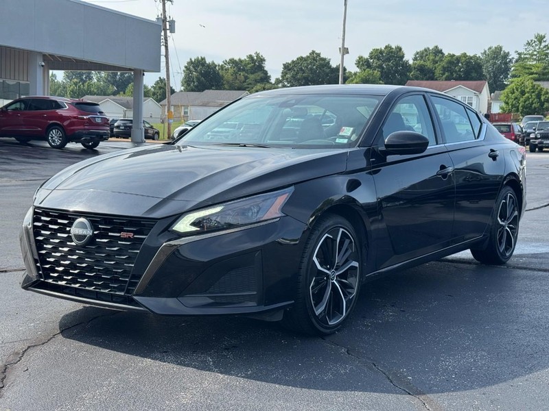 Nissan Altima Vehicle Full-screen Gallery Image 8