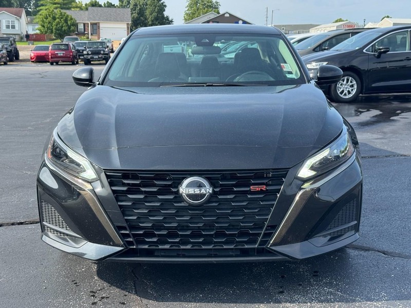 Nissan Altima Vehicle Full-screen Gallery Image 9