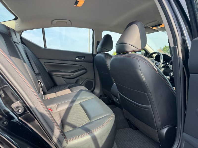 Nissan Altima Vehicle Full-screen Gallery Image 10
