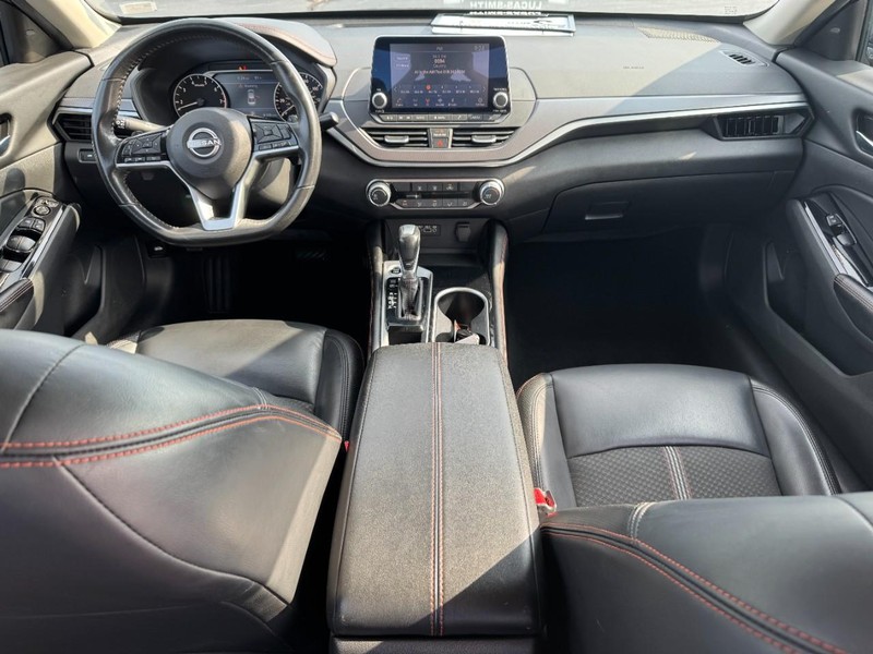 Nissan Altima Vehicle Full-screen Gallery Image 12