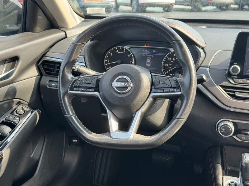 Nissan Altima Vehicle Full-screen Gallery Image 13