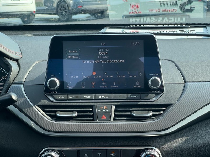 Nissan Altima Vehicle Full-screen Gallery Image 14