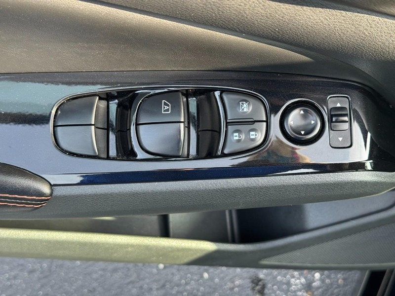Nissan Altima Vehicle Full-screen Gallery Image 16