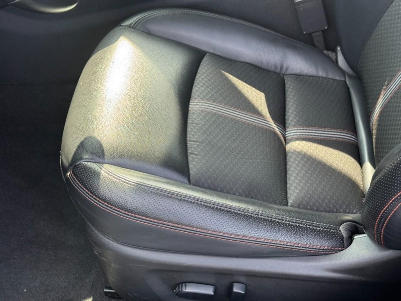 Nissan Altima Vehicle Full-screen Gallery Image 17
