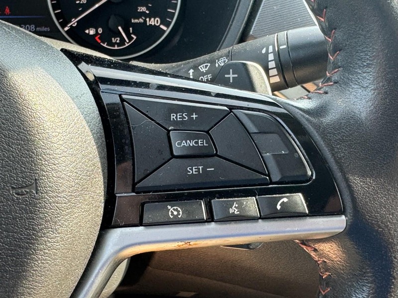 Nissan Altima Vehicle Full-screen Gallery Image 20