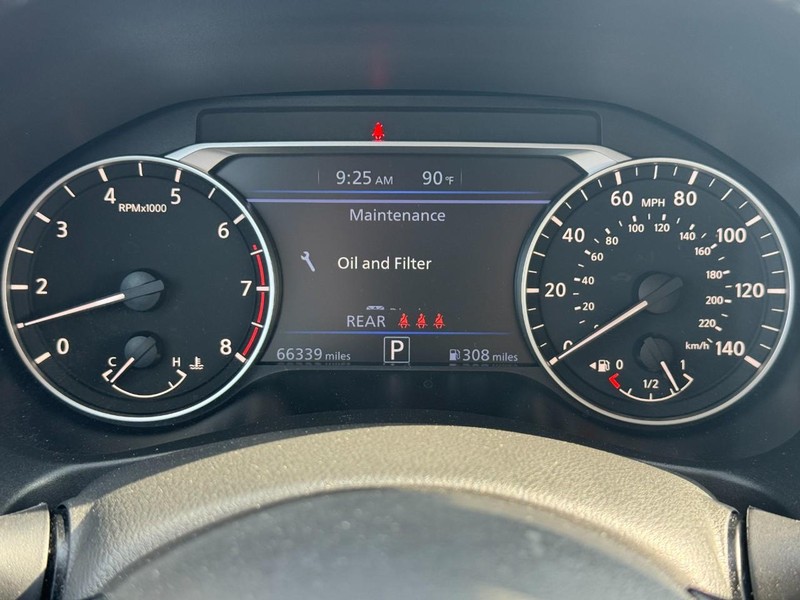 Nissan Altima Vehicle Full-screen Gallery Image 21