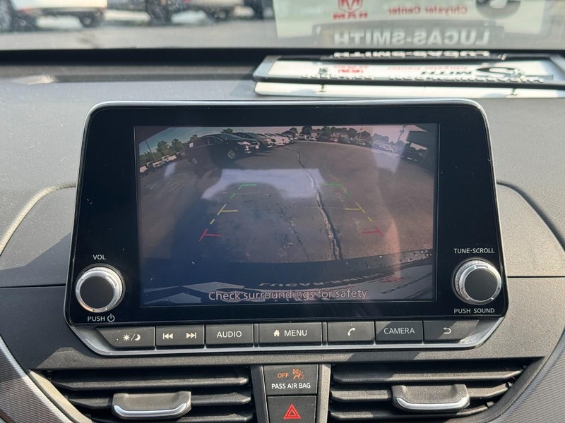 Nissan Altima Vehicle Full-screen Gallery Image 23