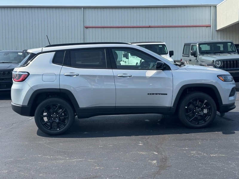 Jeep Compass Vehicle Full-screen Gallery Image 2