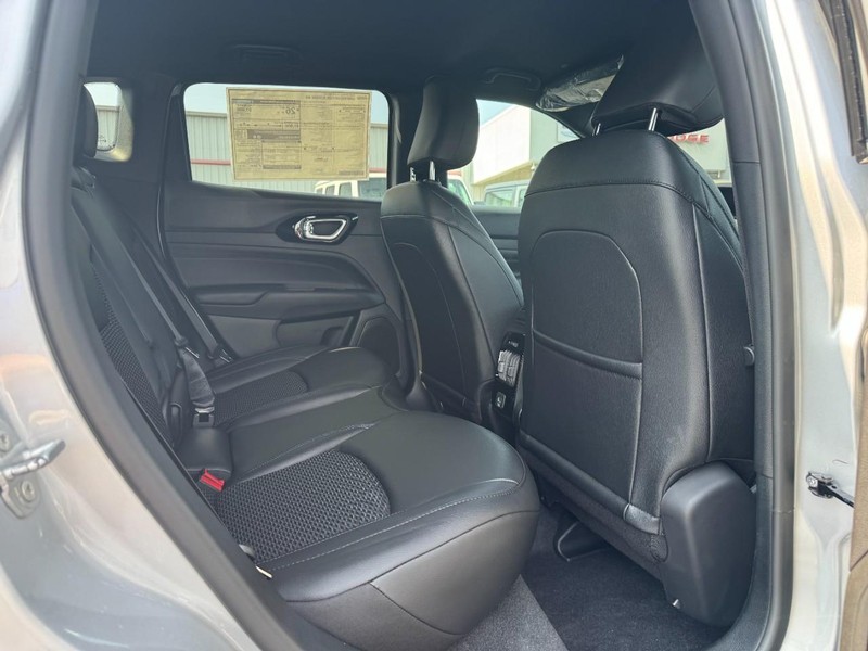 Jeep Compass Vehicle Full-screen Gallery Image 5