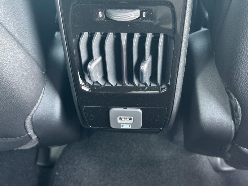 Jeep Compass Vehicle Full-screen Gallery Image 6