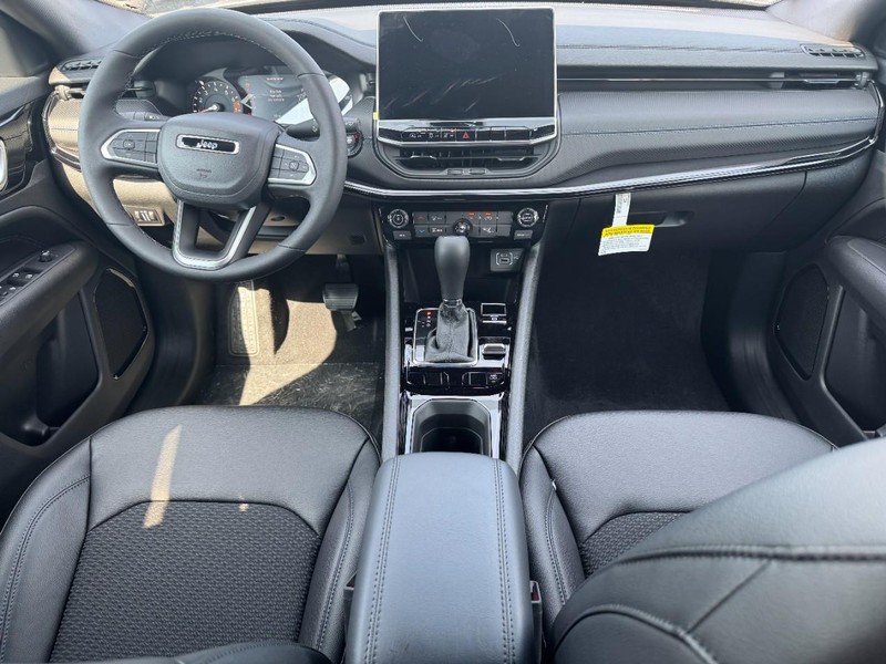 Jeep Compass Vehicle Full-screen Gallery Image 7