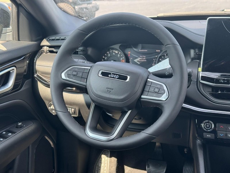 Jeep Compass Vehicle Full-screen Gallery Image 8