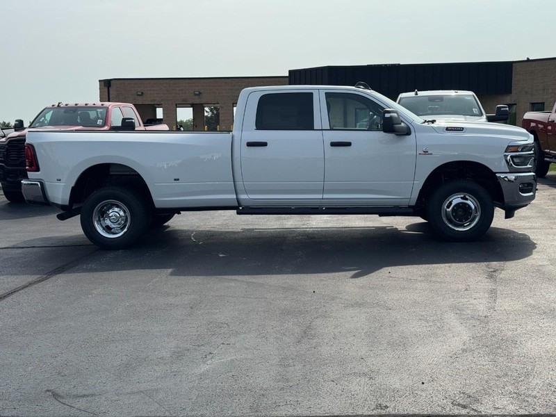 Ram 3500 Vehicle Full-screen Gallery Image 2