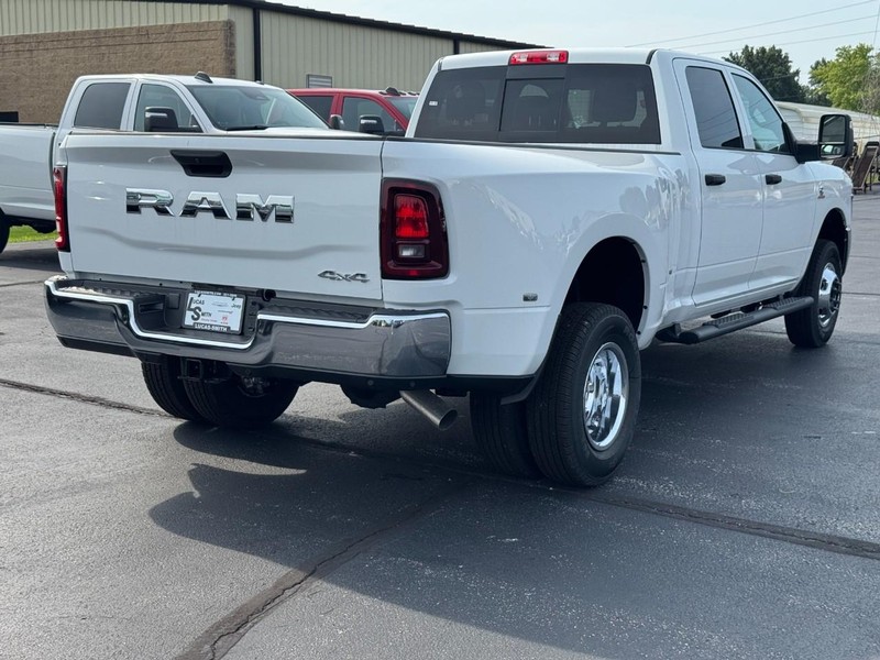 Ram 3500 Vehicle Full-screen Gallery Image 4