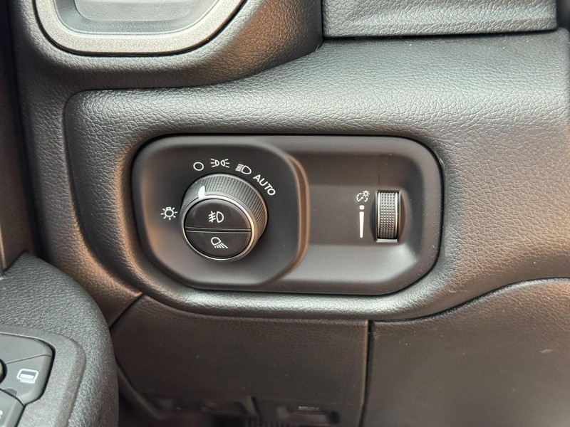 Ram 3500 Vehicle Full-screen Gallery Image 13