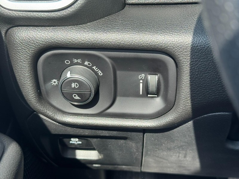 Ram 1500 Vehicle Full-screen Gallery Image 12